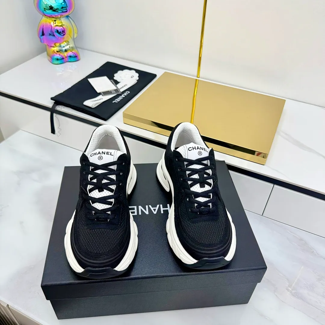 👟👟Ex-factory price 680👟👟 Upgraded version, upgraded version, upgraded version! No rebuttal accepted! ! ! ! Chanel Chanel panda shoes! 2025 counter's top casual sports shoes. This classic design; the upper is electro-embroidered with a variety of techniques; the outsole is fashionable and sporty; the unusual inclusion of a variety of color matching elements... The diversified mix and match is very good-looking and versatile, and can be used for leisure, fashion, sports, and outdoor... ꫛꫀꪝ Go➫ Materials: ❶Upper made of: original imported first-layer silk cowhide + original waterproof cloth + original first-layer cowhide ❷Inner lining: Original Yangli+Net ❸Outsole based on: Original TPU combination outsole Counter boutique packaging complete set for women 35–41 👉 👉 👉 👉